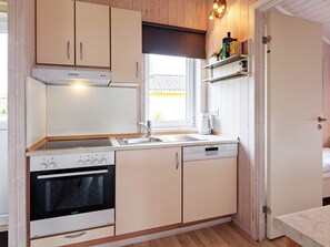 Una cocina compacta con horno Siemens, lavavajillas y pileta.