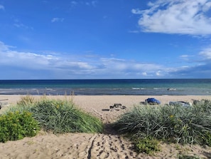 A beach with sand, sea, and sparse vegetation. - 5 Star Holiday Home in Sydals (Sydals)