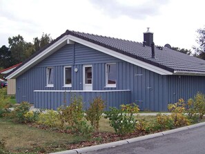 A single-story house with a gabled roof and a chimney. - Holiday Home in GrÃ¶mmitz (Groemitz)