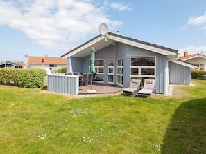 A modern house with a deck, outdoor seating, and a satellite dish. - Holiday Home in GrÃ¶mmitz (Groemitz)