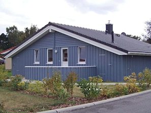 A single-story house with a gabled roof and a chimney. - Holiday Home in GrÃ¶mmitz (Groemitz)