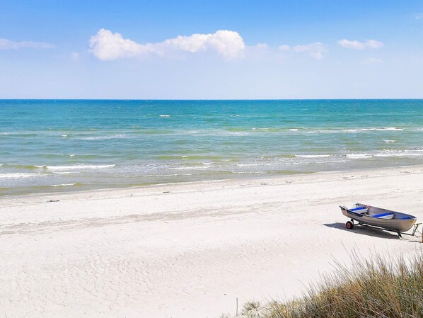 A beach with a boat on the sand. - Cozy Holiday Home in Sæby near Sea (Sæby)