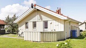Et etplanshus med saddeltag, parabolantenne og skorsten.
