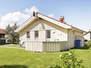 A single-story house with a pitched roof, a satellite dish, and a chimney. - Holiday Home in Otterndorf (Otterndorf)