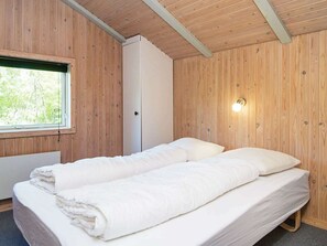 3 bedrooms, cribs/infant beds