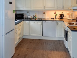 Fridge, microwave, stovetop, dishwasher - 8 Person Holiday Home in Sæbø (Orsta)