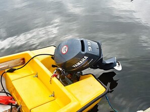 A yellow boat with a Yamaha outboard motor. - 3 Person Holiday Home in Hitra (Hitra)