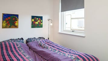2 bedrooms, cribs/infant beds