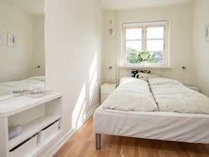 2 bedrooms, cribs/infant beds