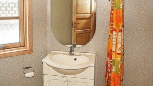 Bathroom - Cozy Cottage With a Scenic View in Hovborg (Hovborg)