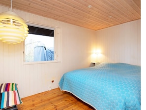 2 bedrooms, cribs/infant beds