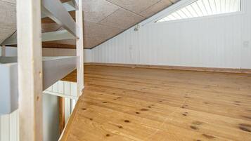 4 bedrooms, cribs/infant beds