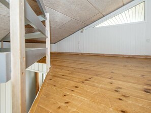 4 bedrooms, cribs/infant beds