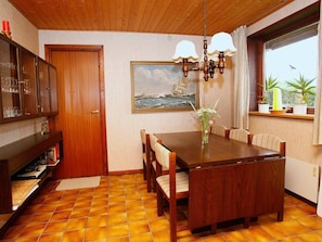2 bedrooms, cribs/infant beds
