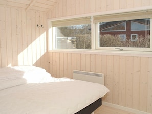 3 bedrooms, cribs/infant beds
