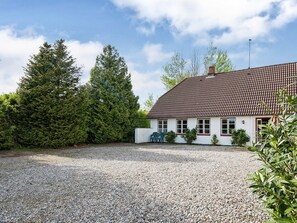 A house with a gravel driveway, a white exterior, and a red-tiled roof. - 12 Person Holiday Home in Nordborg (Nordborg)