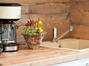 Wasserkocher mit Kaffee-/Teezubehör, Kühlschrank, Mikrowelle