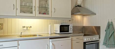 Casa | Cocina privada | Refrigerador, microondas, parrilla de estufa y cafetera y tetera