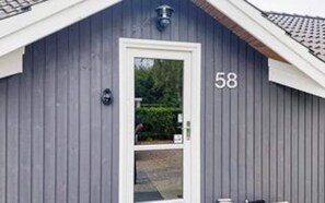 En byggnad med en vit dörr och siffran 58 på sidan.