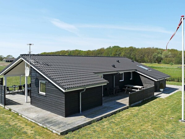 Exterior - Peaceful Holiday Home in Storvorde With Private Whirlpool (Storvorde)