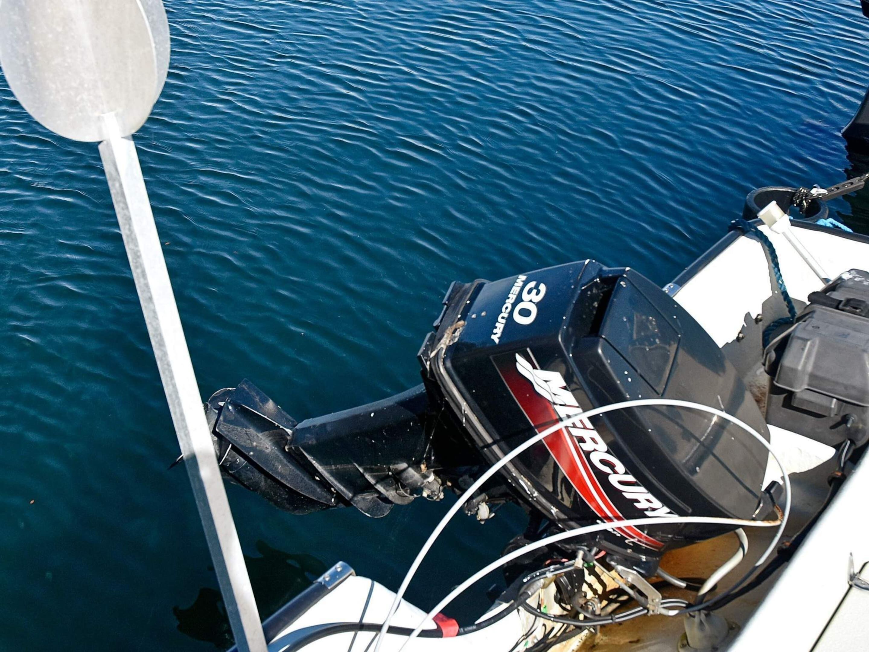 Motorboot met het merk 'Mercury' en een vermogen van '30'.