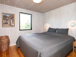 2 bedrooms, cribs/infant beds
