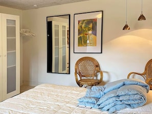 4 bedrooms, cribs/infant beds