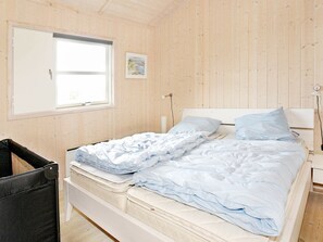 3 bedrooms, cribs/infant beds