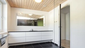 Bathroom - Breezy Holiday Home in Jutland With Garden Seating (Hanstholm)