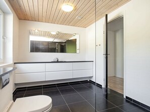 Bathroom - Breezy Holiday Home in Jutland With Garden Seating (Hanstholm)