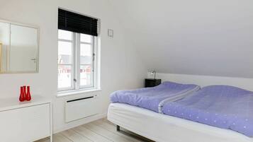 2 bedrooms, cribs/infant beds