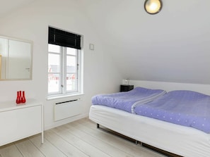 2 bedrooms, cribs/infant beds