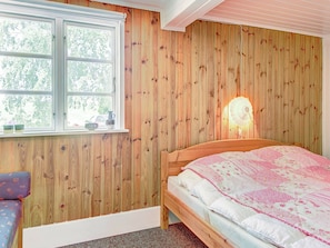 4 bedrooms, cribs/infant beds