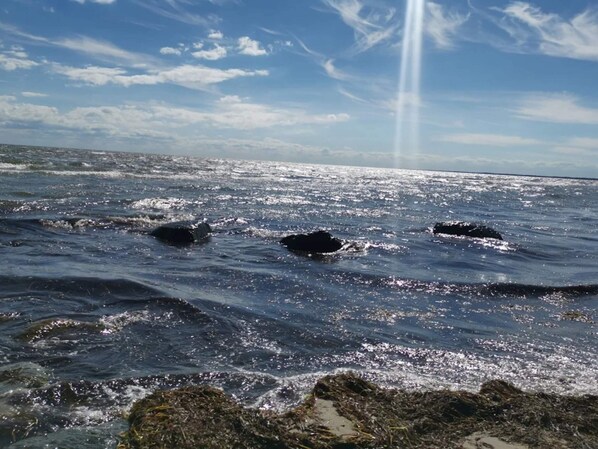 A coastal view with waves and rocks.