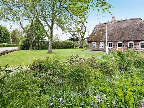 Vintage Holiday Home in Bredebro near Sea