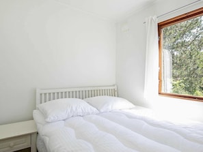 2 bedrooms, cribs/infant beds