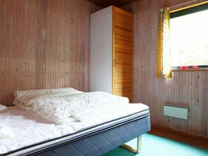 3 bedrooms, cribs/infant beds