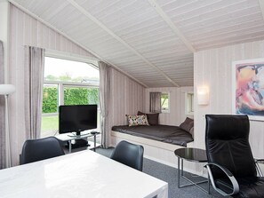 3 bedrooms, cribs/infant beds