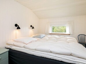 3 bedrooms, cribs/infant beds