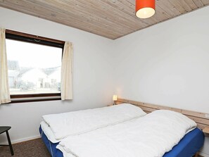 2 Schlafzimmer, Babybetten, individuell eingerichtet