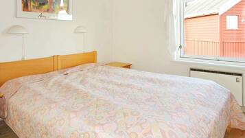 2 bedrooms, cribs/infant beds