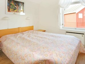 2 bedrooms, cribs/infant beds
