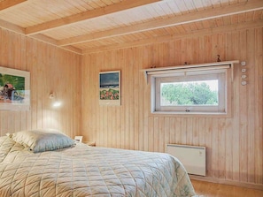 3 bedrooms, cribs/infant beds