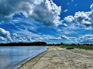 A beach with a sandy shore, a calm sea, and a partly cloudy sky. - Spacious Holiday Home in Borkop near Beach (Borkop)