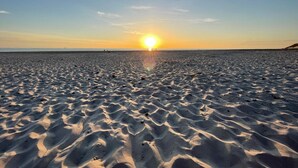 A beach with a sunset in the background. - Stunning View in Storebaelt - By Traum Ferienwohnungen (Hesselager)