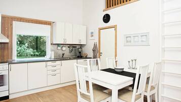 Kühlschrank, Mikrowelle, Herdplatte, Geschirrspüler