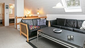4 bedrooms, cribs/infant beds - Beautiful Holiday Home in Øster Assels With Roofed Terrace (Øster Assels)