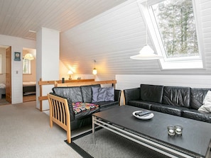4 bedrooms, cribs/infant beds