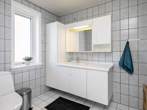 Bathroom - Modish Holiday Home in Jutland near Beach (Thisted)