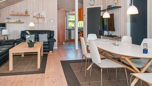 Ein modernes Interieur mit Wohnbereich, Essbereich und Küche.